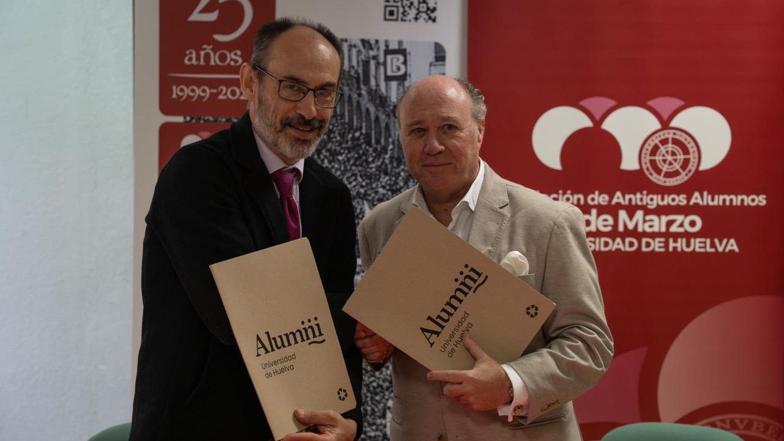José Rodríguez y Antonio José Redondo en la firma del convenio entre a Universidad de Huelva y la Asociación de Antiguos Alumnos '3 de marzo'.