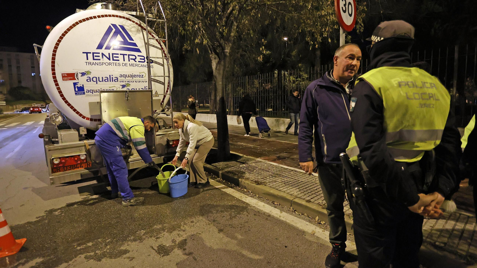 Imágenes del reparto de agua en Vallesequillo