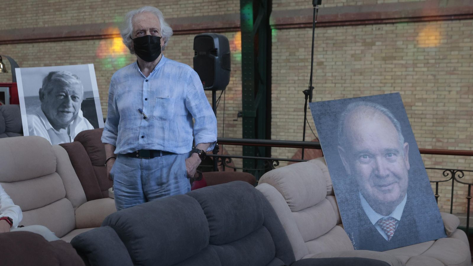 El ex alcalde Alejandro Rojas Marcos, entre el público, donde se situaron los retratos de los fallecios Manuel Herrera y Joaquín Arbide, en la foto, y Chus Cantero, tres de los protagonistas del relato de Cid.