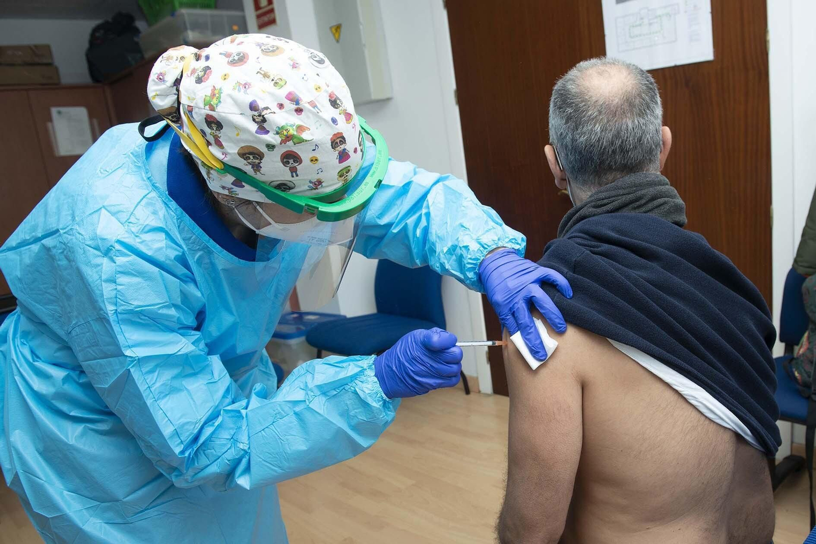 Un trabajador de un CTA de la provincia de Cádiz recibe la vacuna contra el coronavirus.