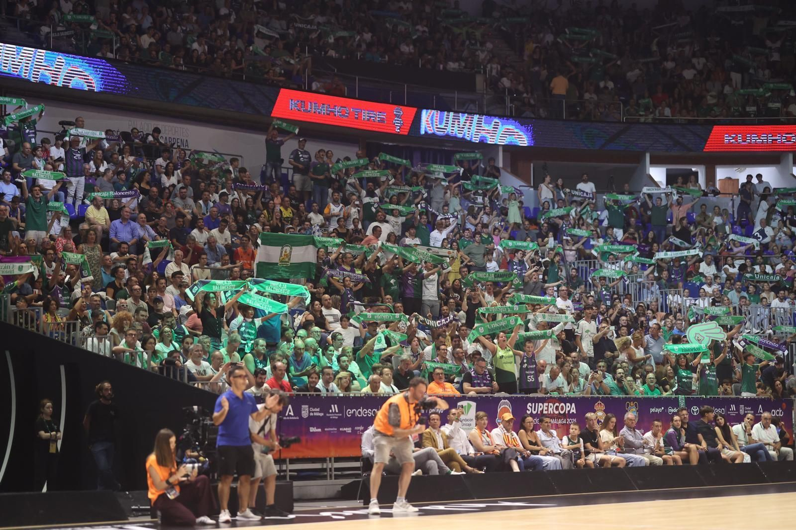Búscate en las gradas del Carpena en las semifinales de Supercopa entre Unicaja y Valencia Basket