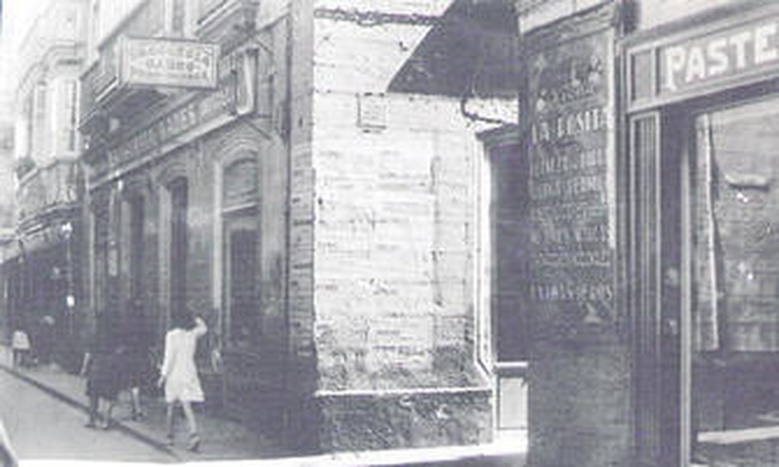 La actual Joyería Gordillo, cuando era Droguería Gades, cuya fachada se ha respetado, en la confluencia de las calles San Francisco y Sánchez Barcáiztegui.