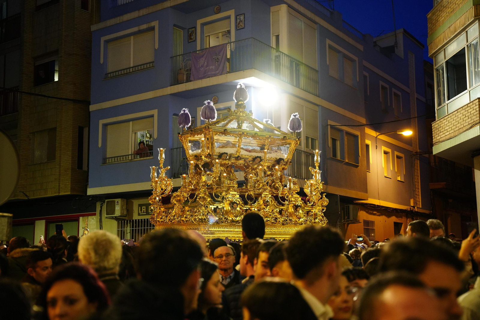 Viernes Santo en Lucena: Emoción ante el paso del Santo Entierro Viernes Santo en Lucena: Emoción ante el paso del Santo Entierro