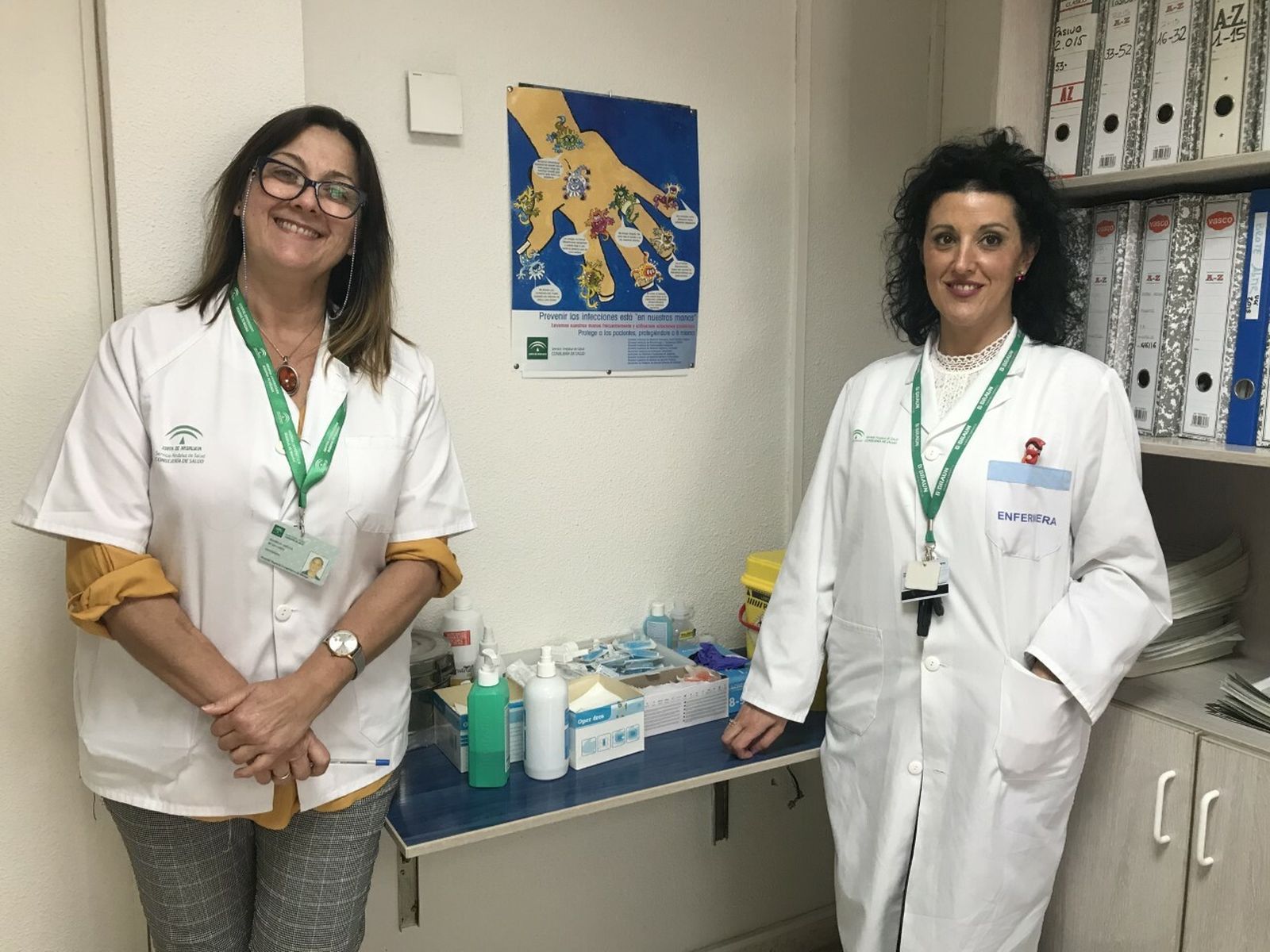 Enfermeras de la consulta de infecciones relacionadas con la asistencia sanitaria en el Hospital Regional de Málaga.