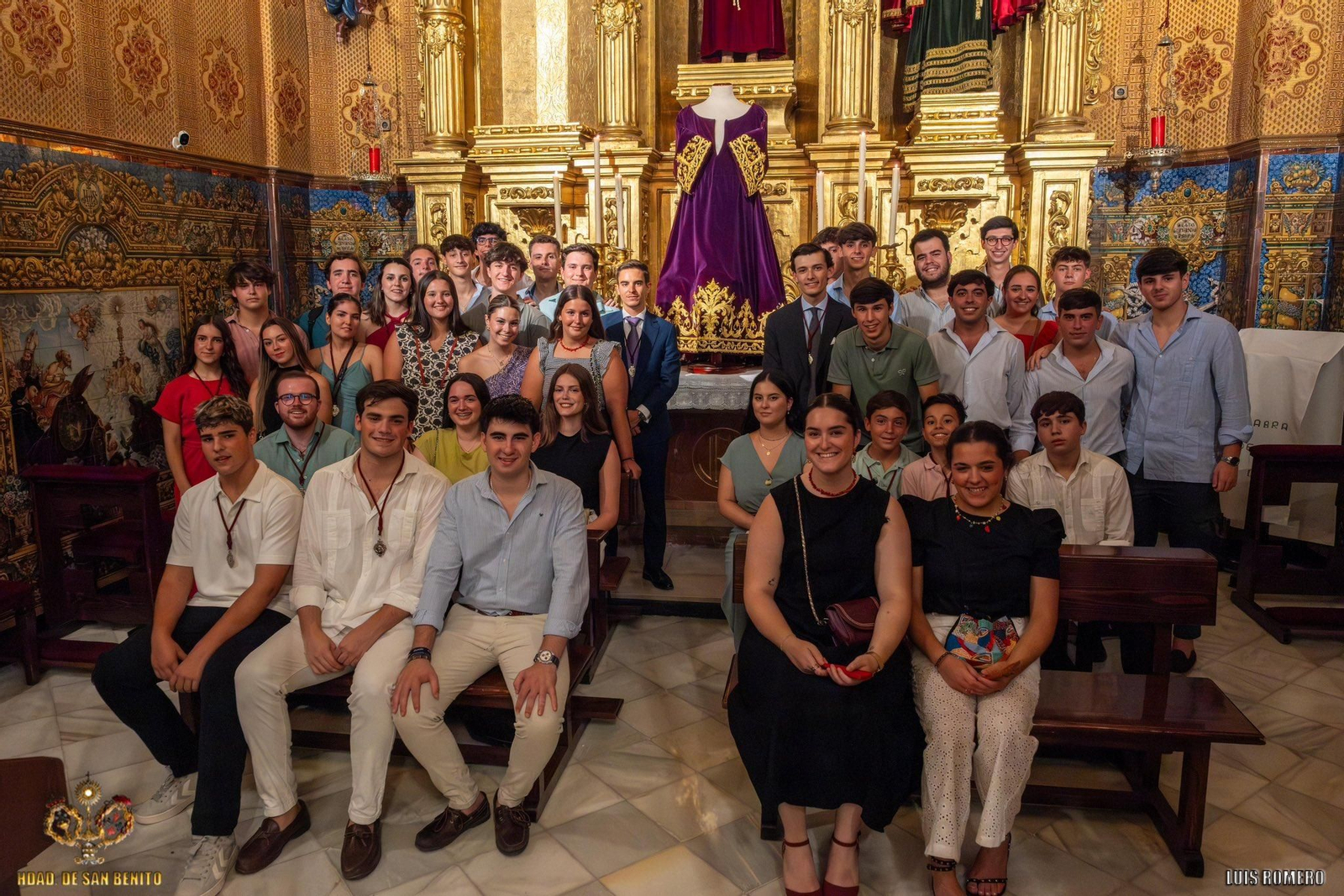 Los jóvenes de la Calzá junto a la nueva túnica Los jóvenes de la Calzá junto a la nueva túnica