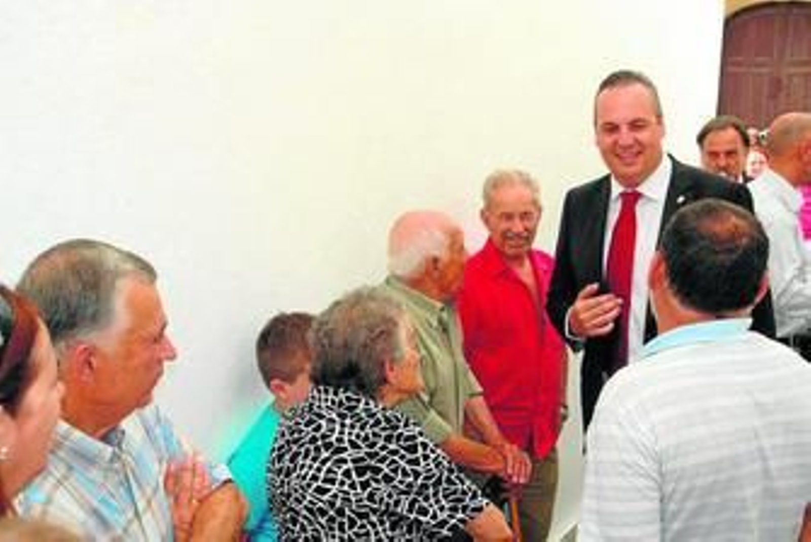 El alcalde de San Roque, Juan Carlos Ruiz Boix, departe con José Niebla, familiares y vecinos, la pasada semana.