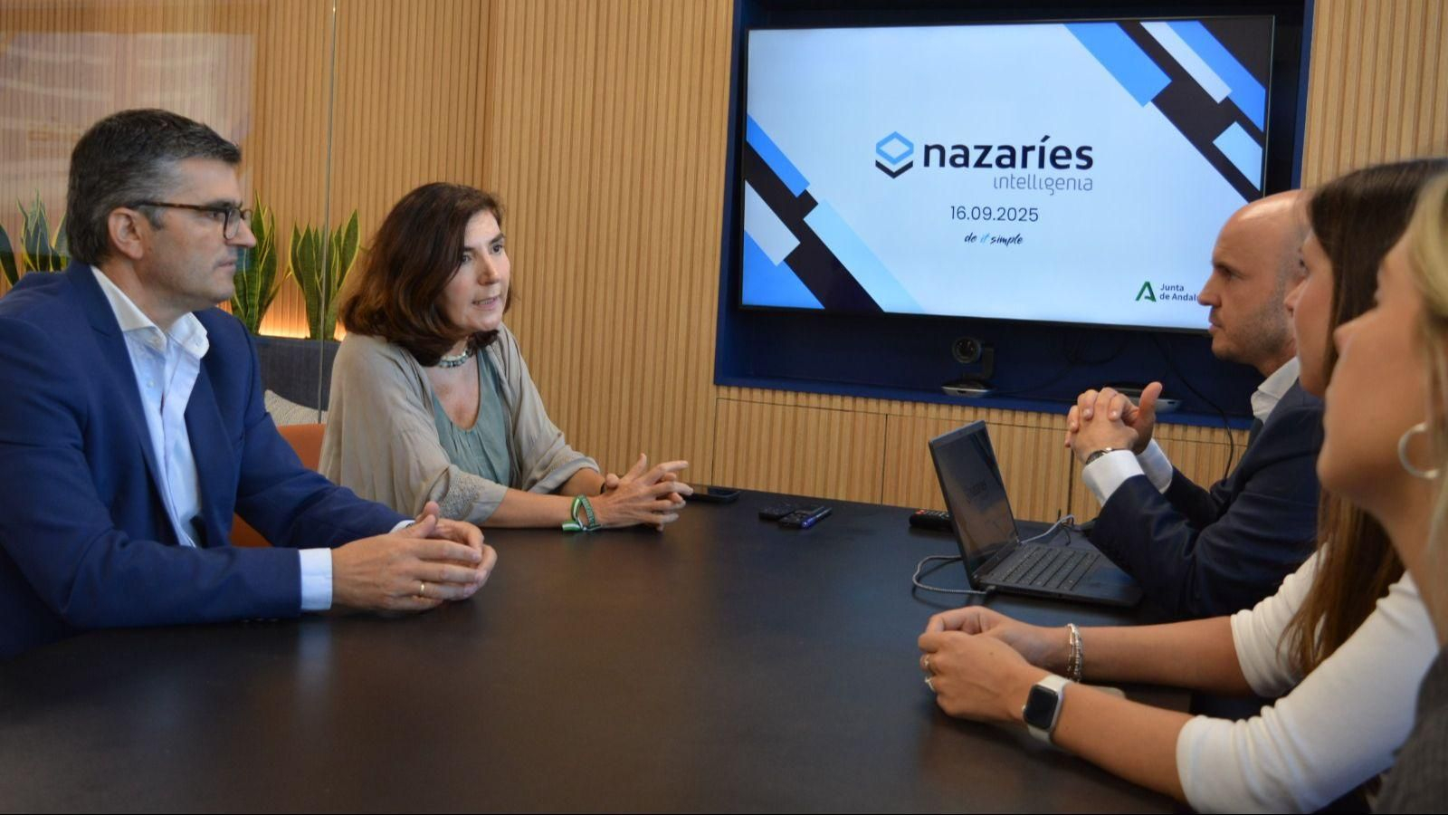 La consejera de Empleo, Rocío Blanco, durante la visita que ha realizado a la empresa Nazaríes Intelligenia