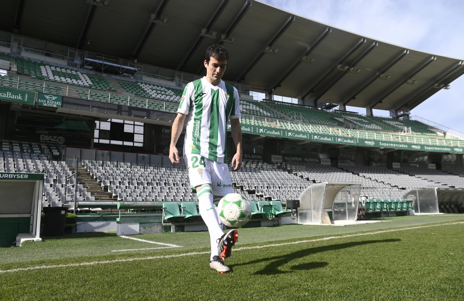 Las mejores fotos de la presentación de Jon Magunazelaia como jugador del Córdoba CF