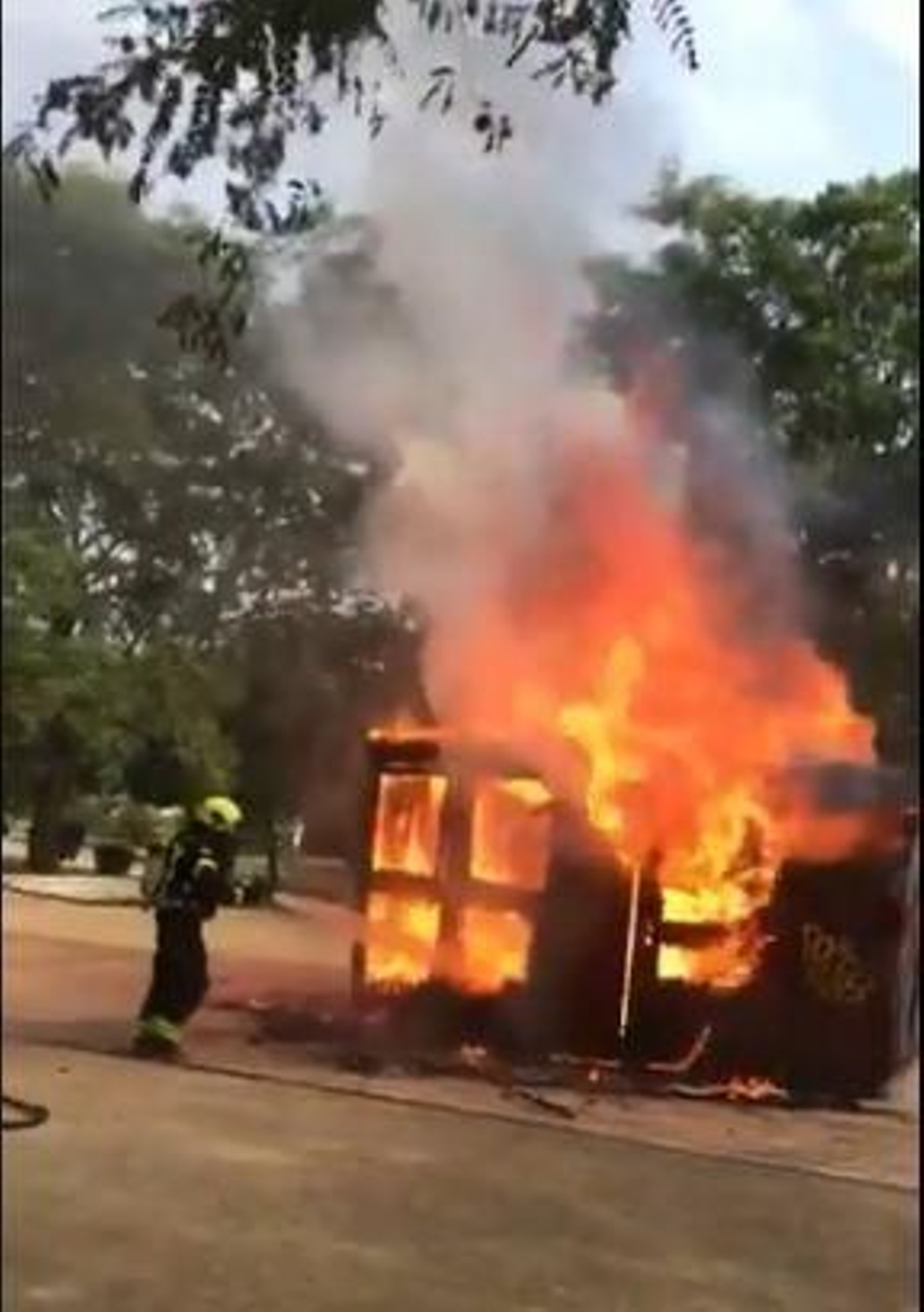 Bomberos del parque de Jerez, sofocando el incendio del kiosko de Vallesequillo.
