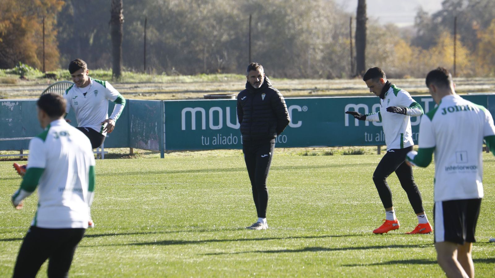 Iván Ania observa el trabajo de sus jugadores, con Diego Bri junto a él.