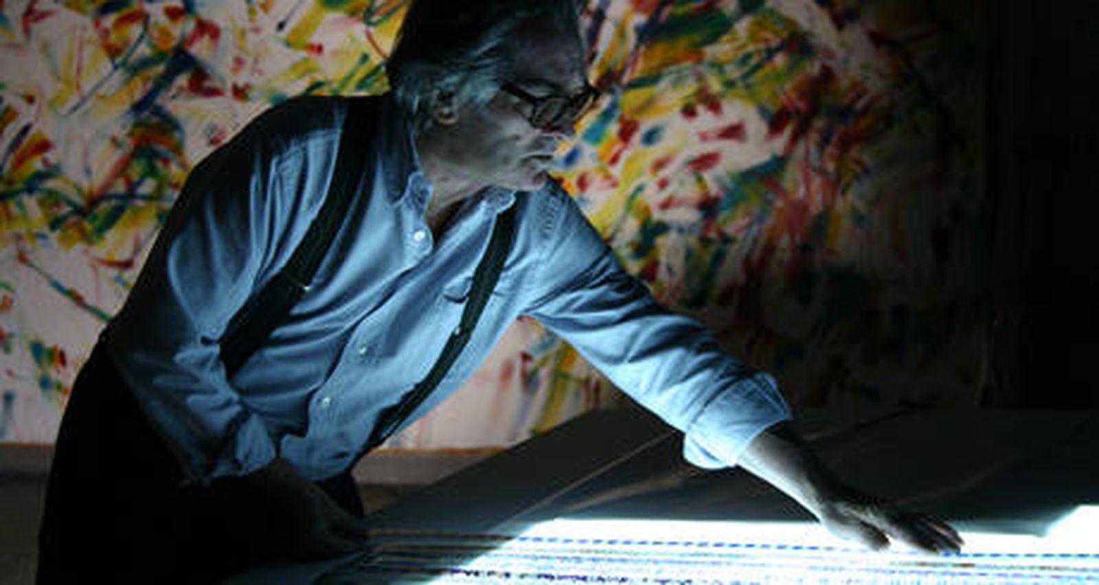 Tener el corazón en el lugar equivocado

Desde la ya lejana década de 1960, el pintor vasco Juan Antonio Sistiaga se dedica a la fascinante, pero también muy laboriosa práctica del cine pintado directamente sobre celuloide. Josu Venero se acerca a su apasionante, y tan difícil obra para brindar de ambos, pintor y películas, un retrato poético, contenido y excitante.