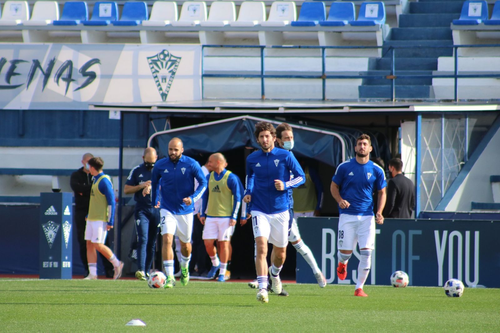 Los jugadores del Marbella saltan al campo contra el Tamaraceite