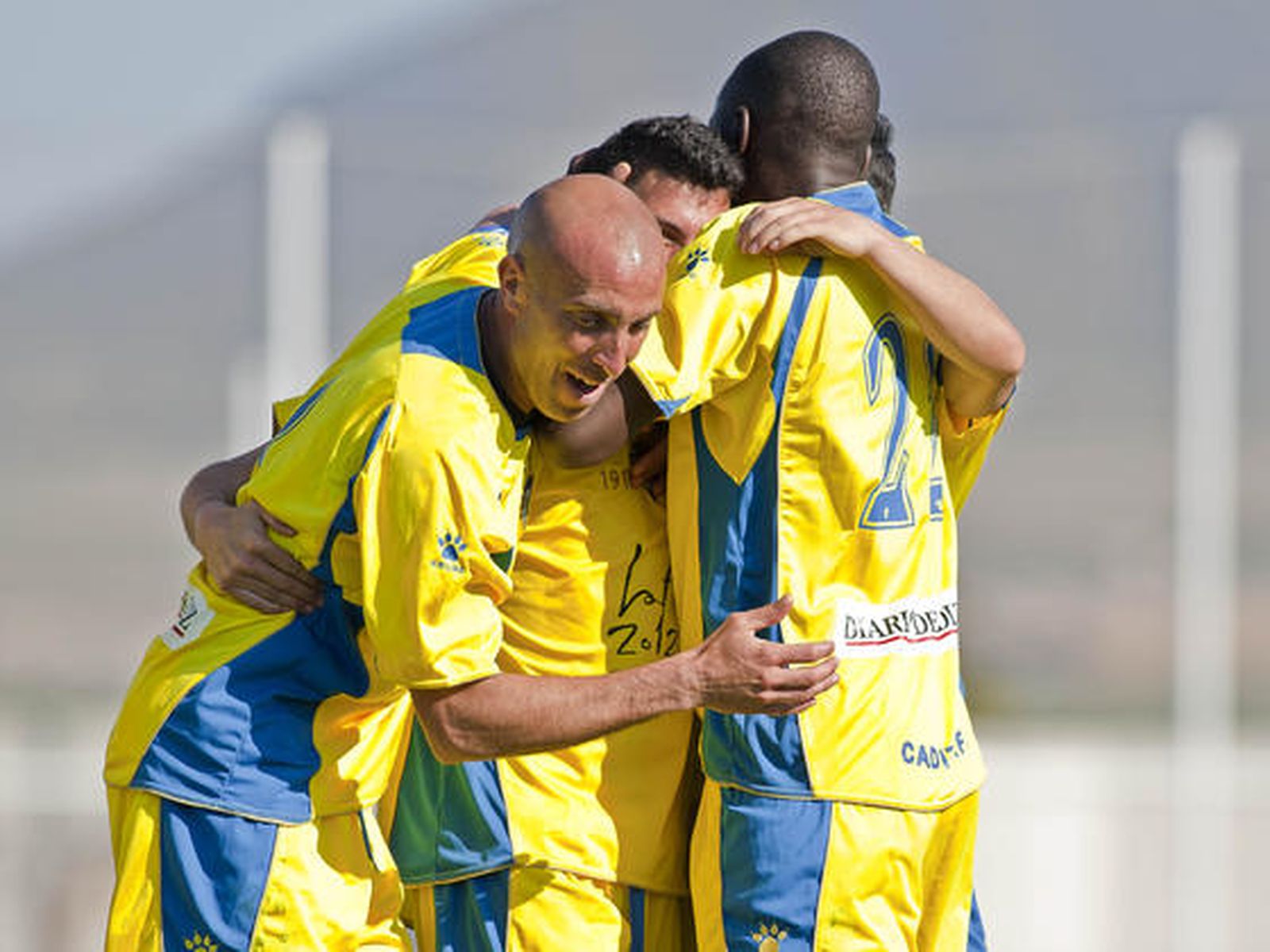 Los jugadores felicitan a Caballero por su tanto.

Foto: LOF