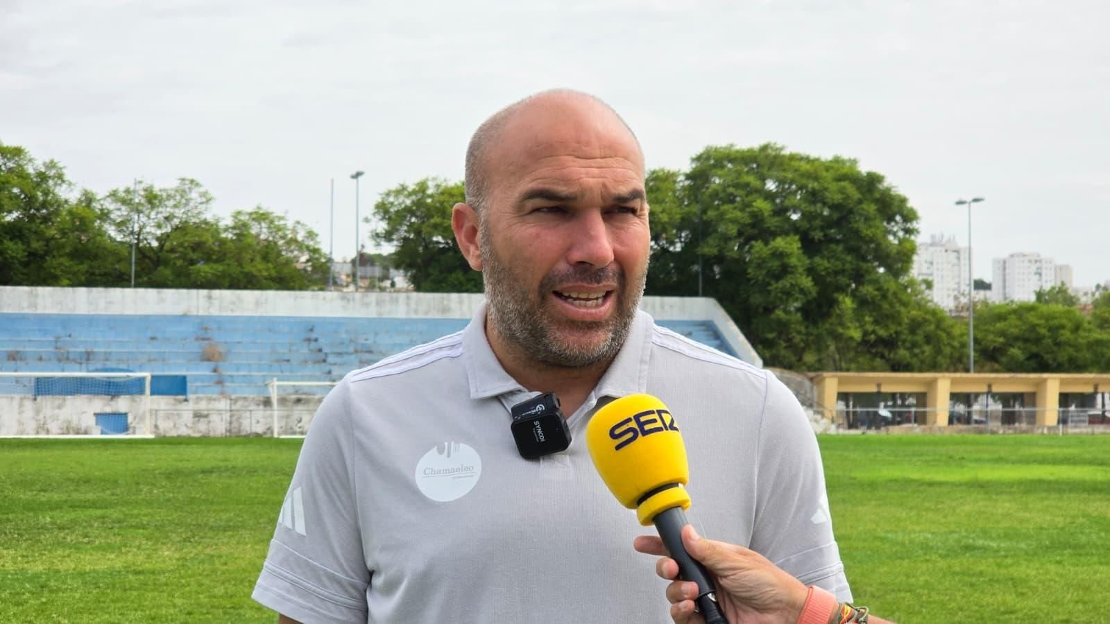 Diego Galiano, atendiendo a los medios en el Pedro Garrido.