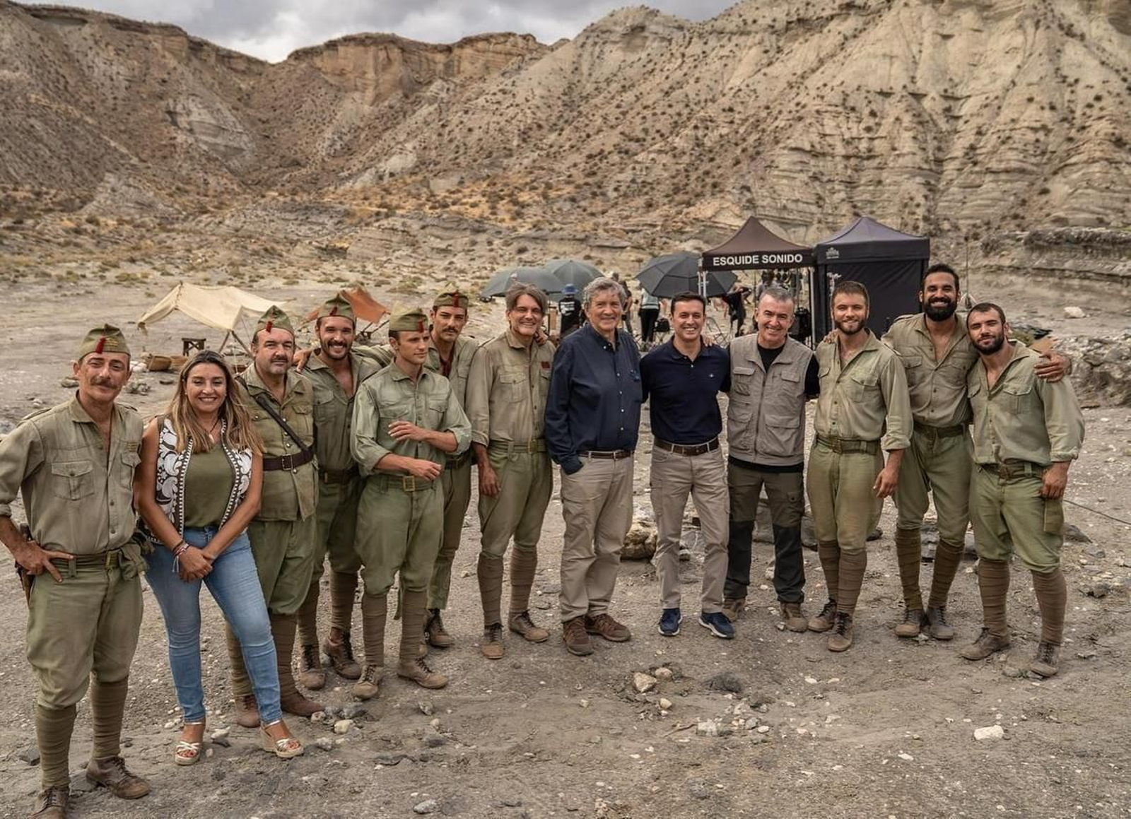 Gerardo Herrero junto a Javier A. García, Lorenzo Silva y los actores que participan durante un descanso del rodaje en Tabernas.