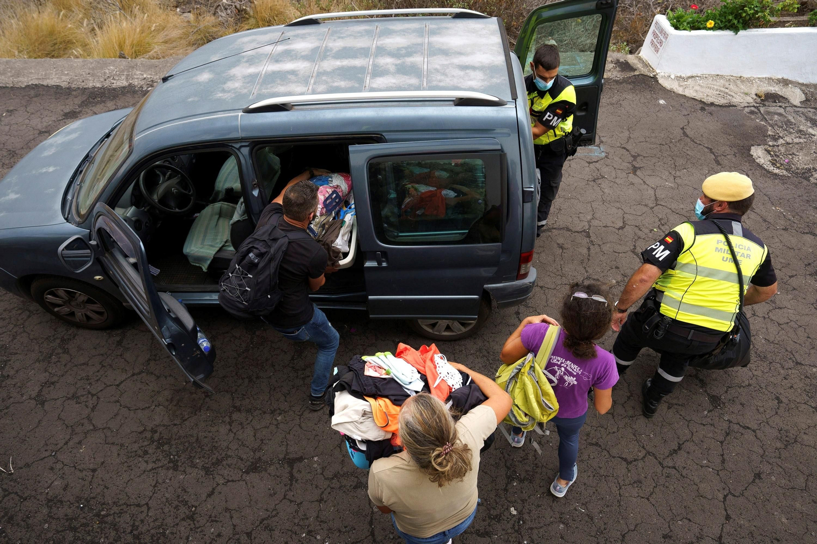 Los vecinos de Todoque salvan sus pertenencias antes de la llegada de la lava