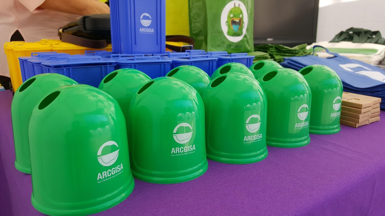 Pequeños contenedores verdes de Arcgisa de obsequio.