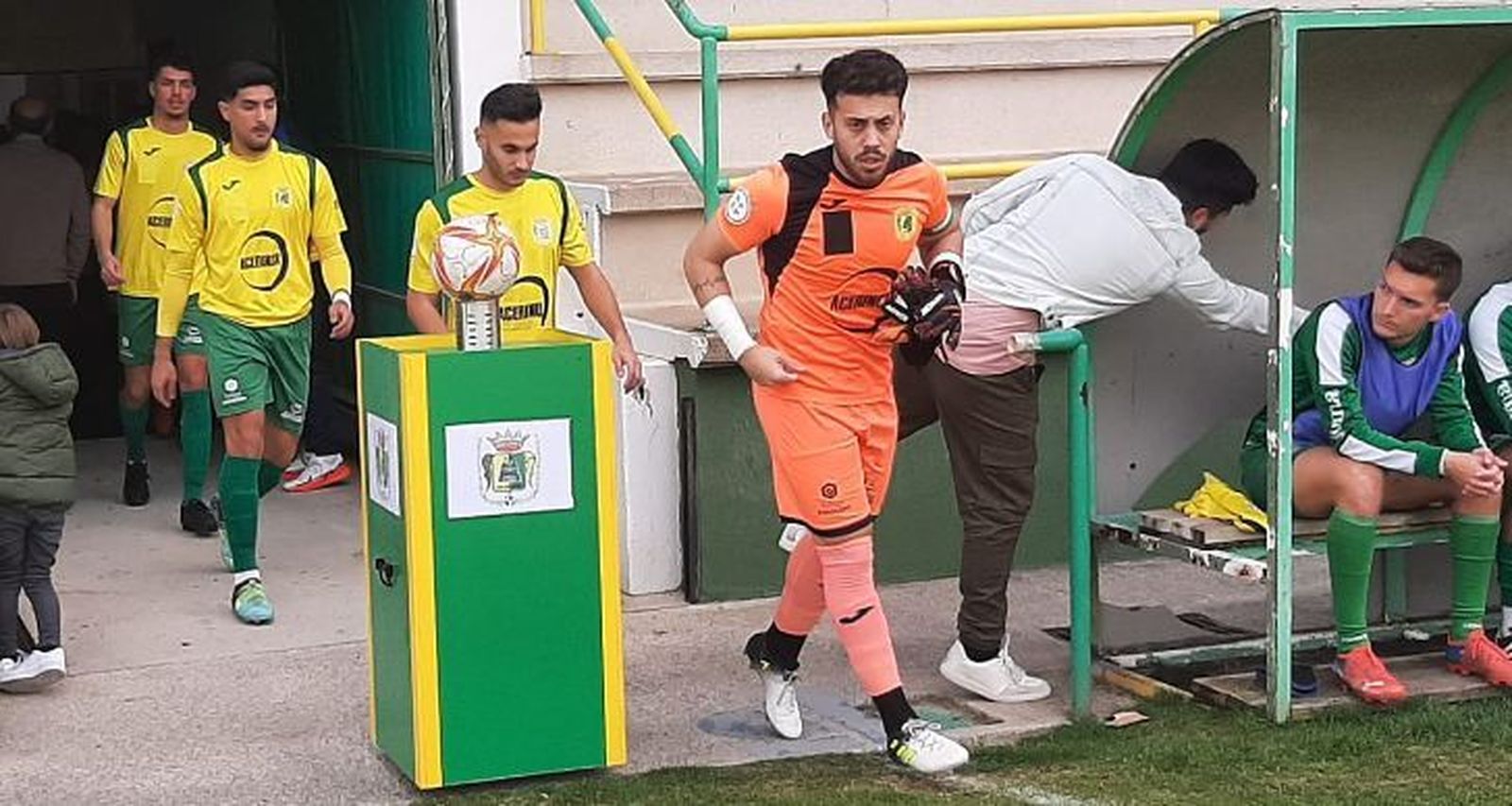 El meta Javi Dela, que es duda, salta al campo antes de un partido