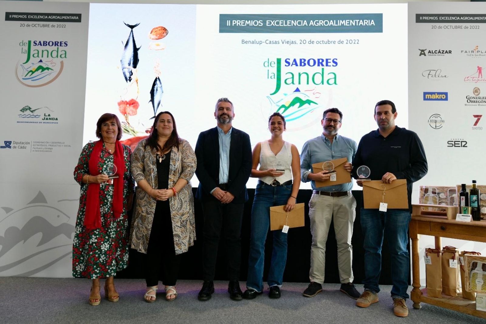 Los representantes de las entidades galardonadas posan junto a la presidenta de la Mancomunidad y el alcalde.