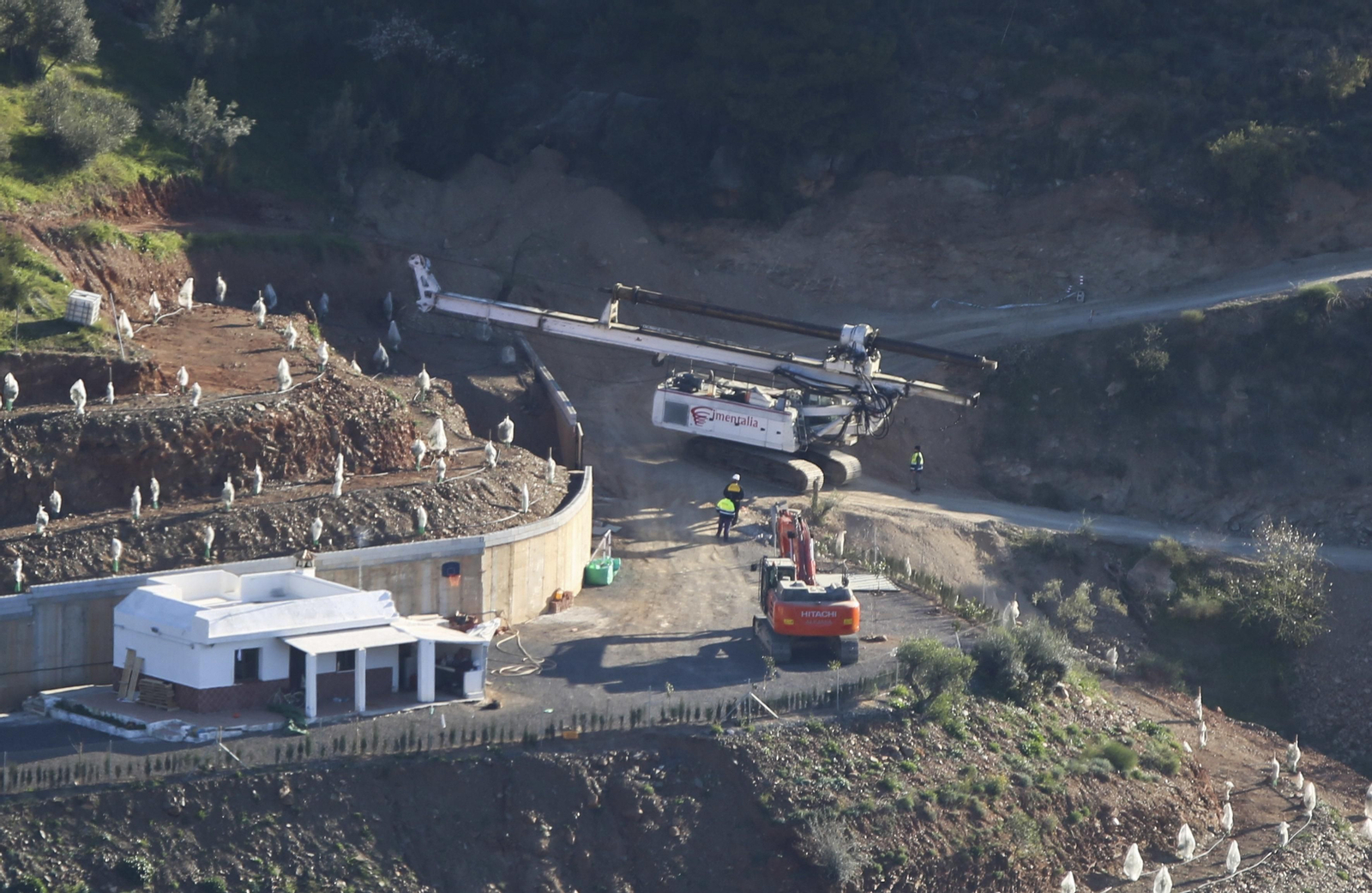 Maquinaria este lunes en la zona del pozo en Totalán.