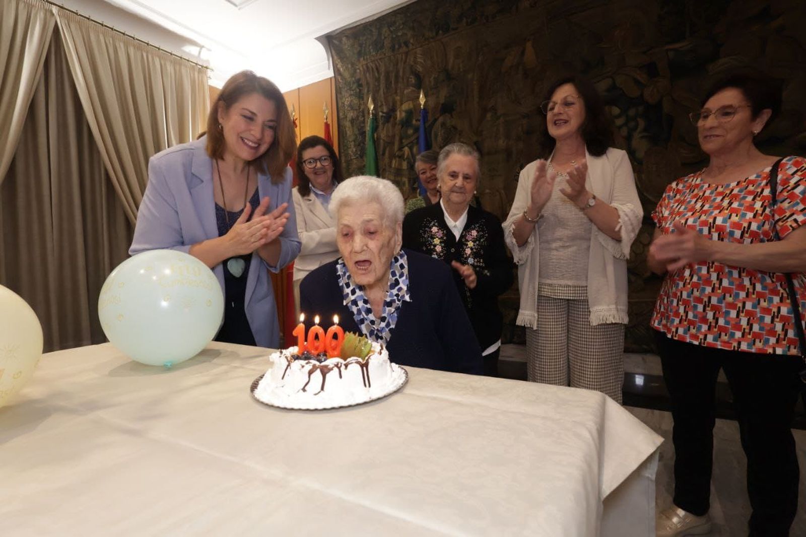 Soledad Quiles sopla las velas de su tarta al cumplir 100 años