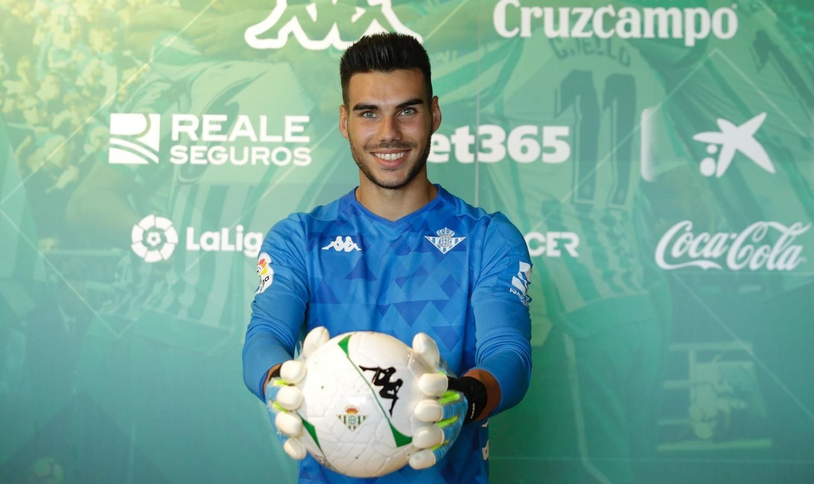 Dani Martín pasa vestido con la camiseta del Betis.
