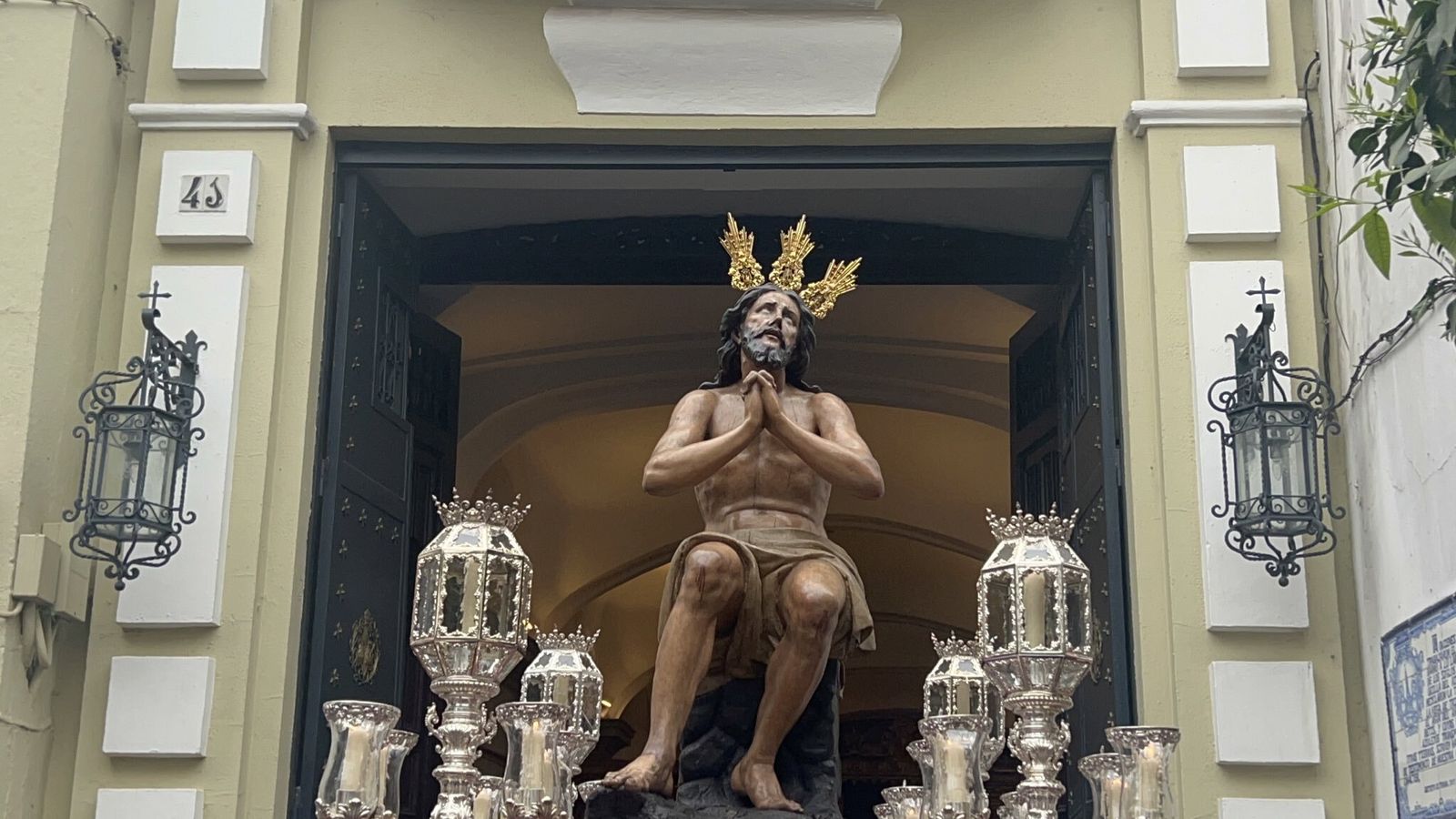 El Cristo de las Penas instantes antes de entrar