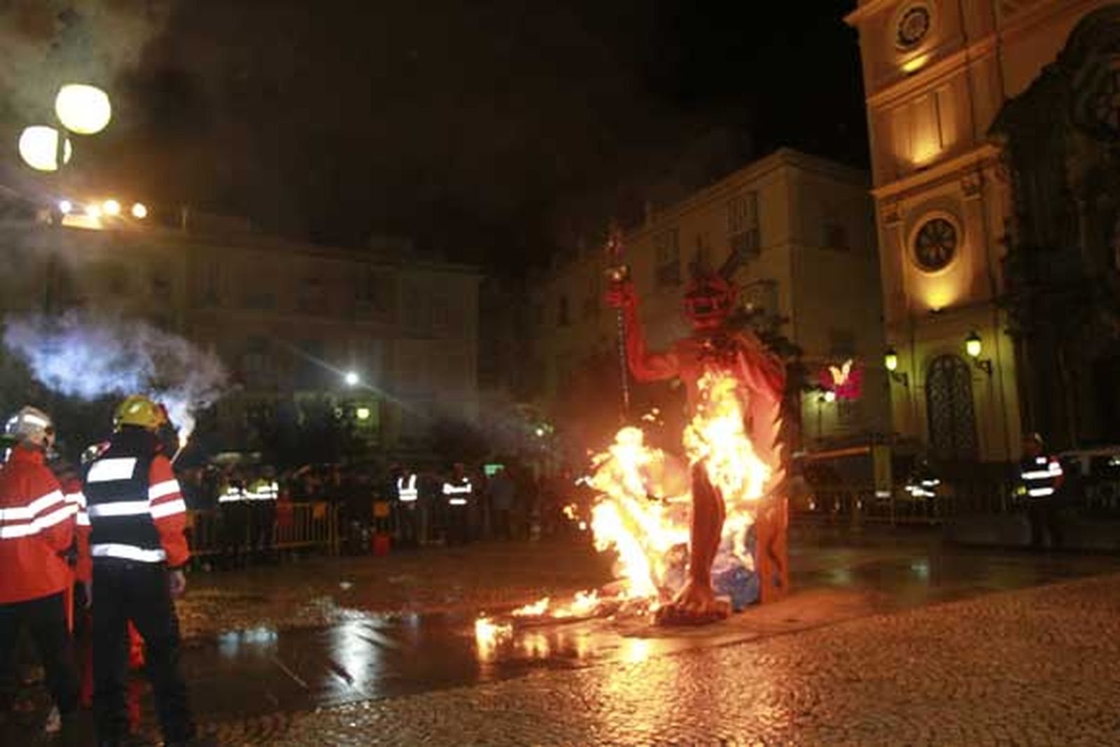 El Gran Momo fue el encargado de prender fuego a la figura que encarnaba al Dios Momo, que quedó reducido a cenizas./Fotos:Lourdes de Vicente

Foto: Lourdes de Vicente