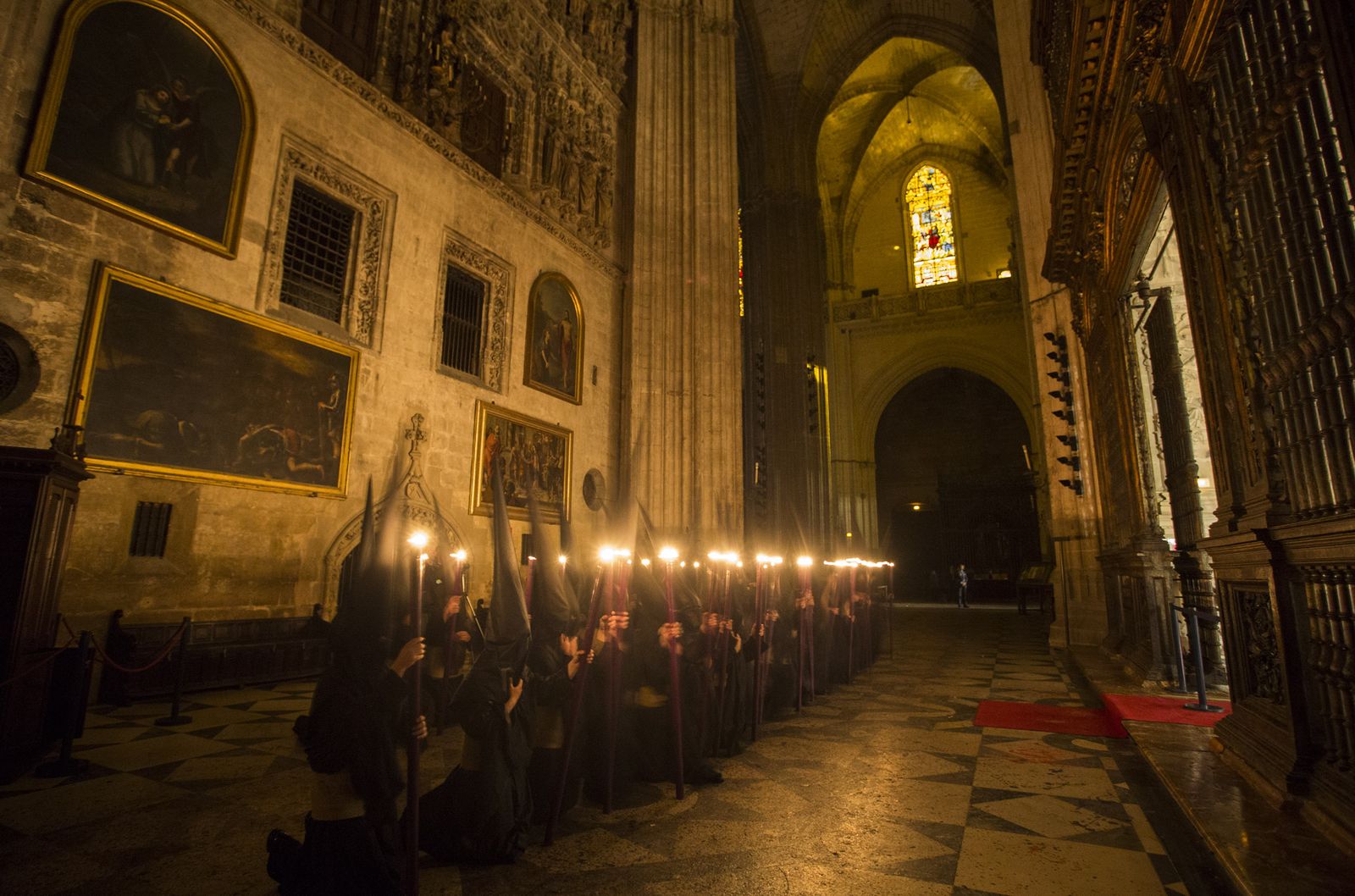 El paso de las hermandades de la Madrugada por la Catedral de Sevilla