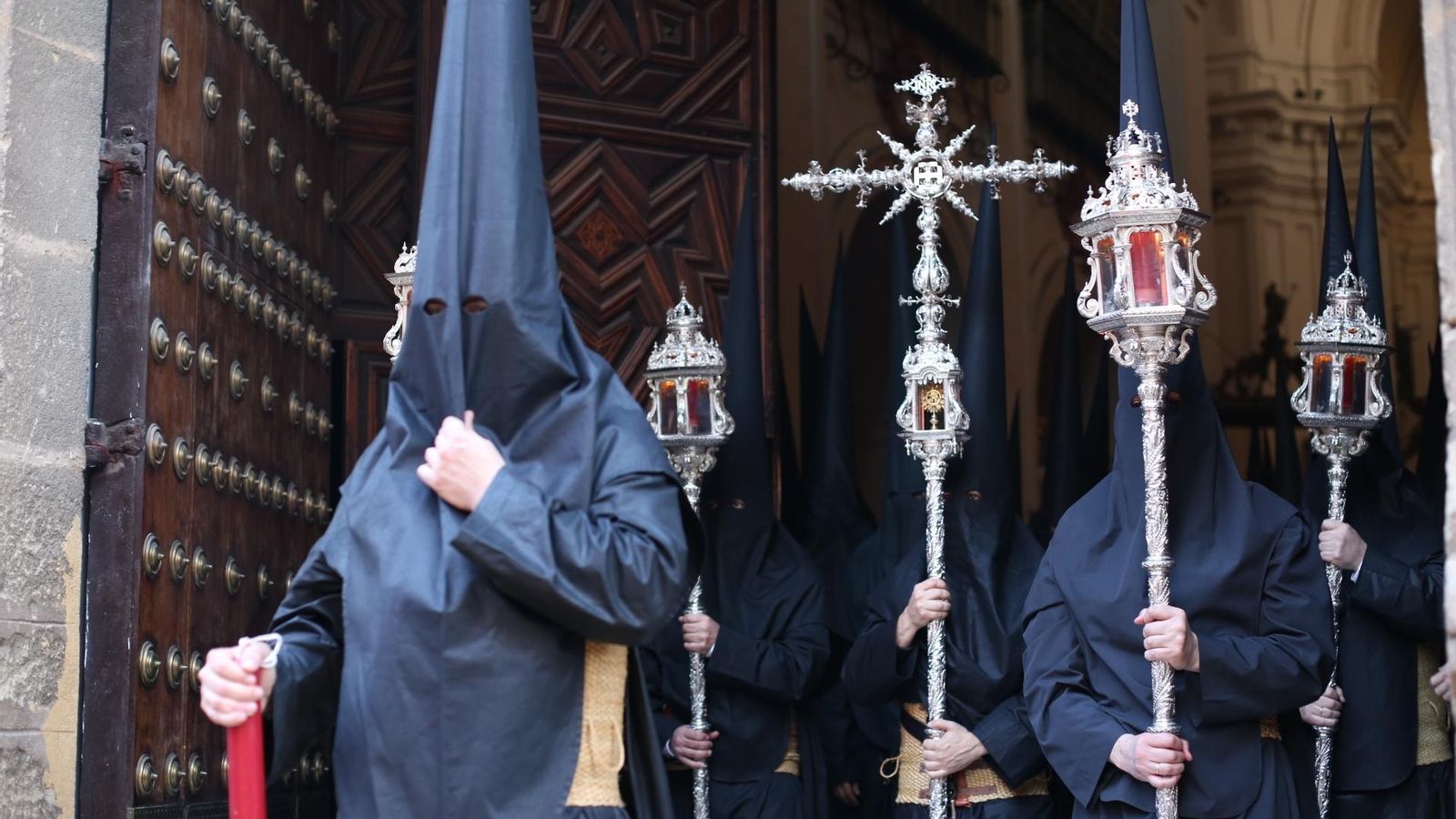 Salida de Santa Cruz desde su parroquia.