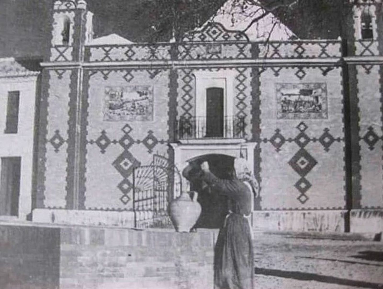 Una mujer coge agua en El Pocito.