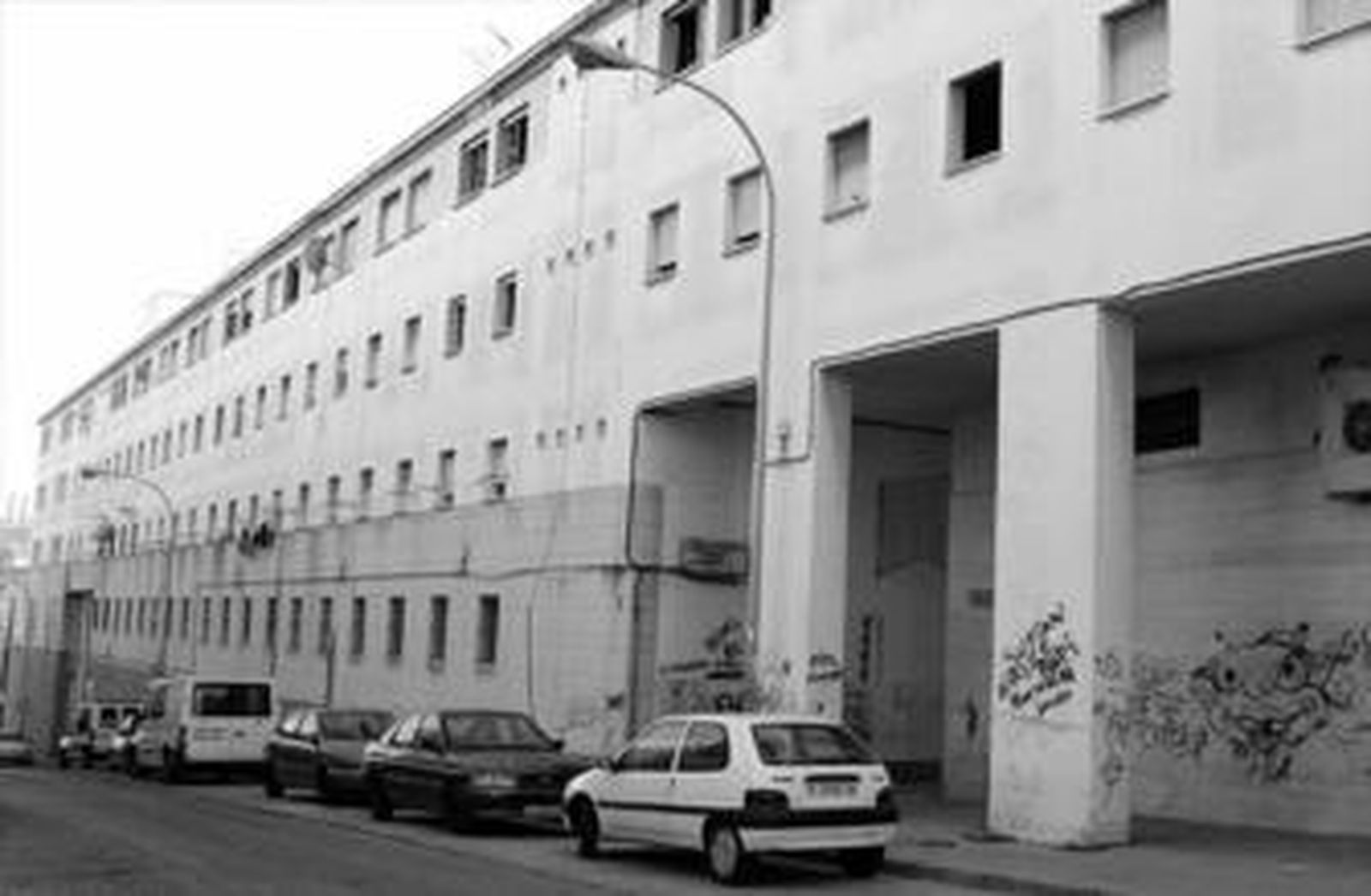 Imagen del bloque de pisos donde falleció el joven magrebí, ayer, en la calle Fray Junípero Serra.