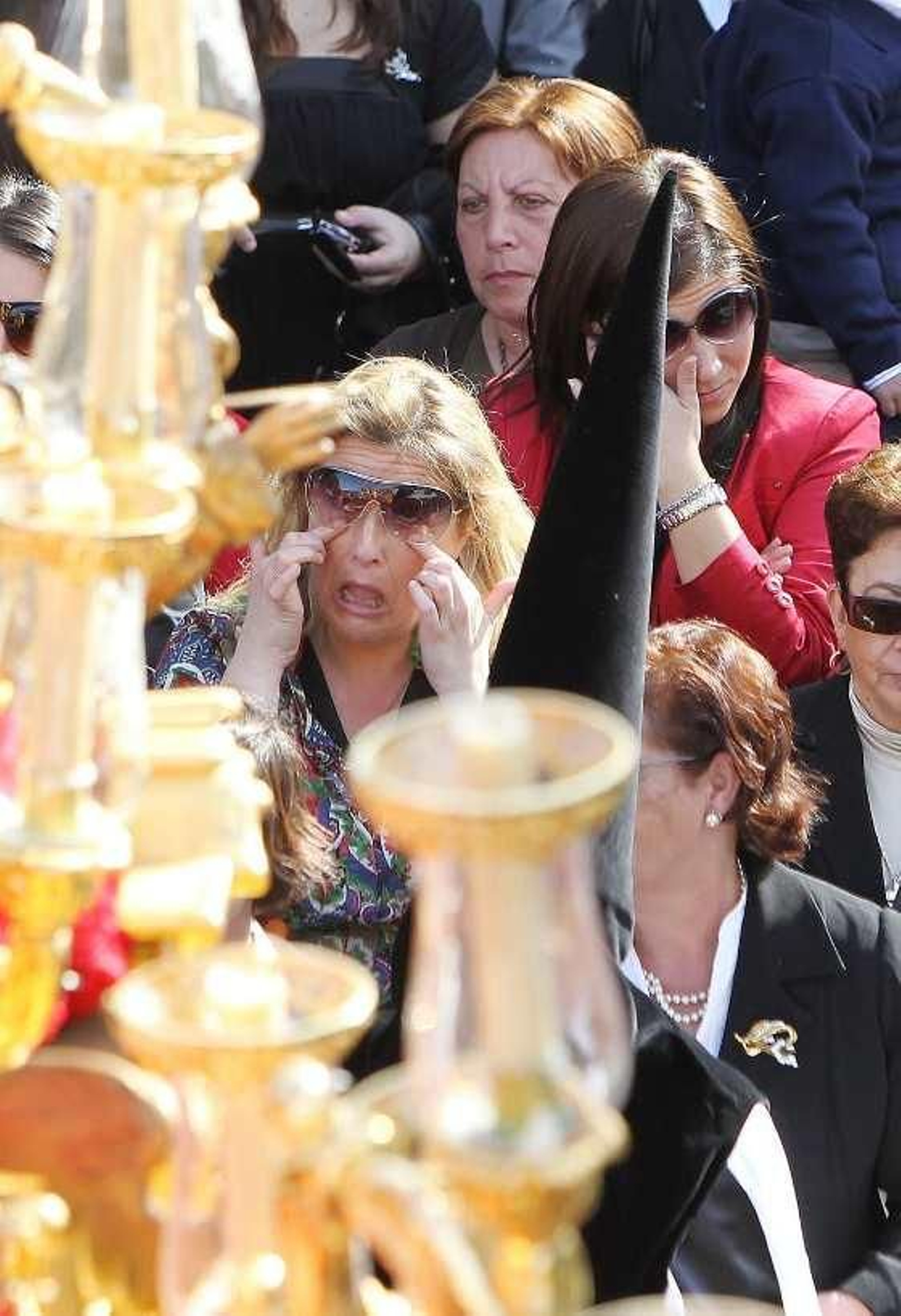 Un par de mujeres se emocionan ante el misterio de la Coronación. 

Foto: Miguel Angel Gonzalez