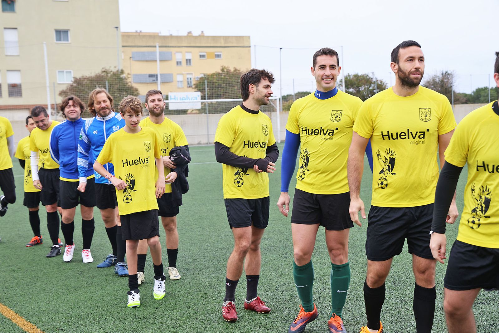 Periodistas y políticos disputan su tradicional partido navideño de fútbol
