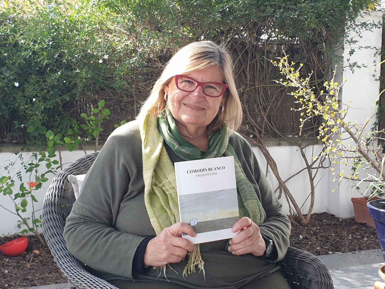 La escritora Virginia Reguera, con su nuevo libro.