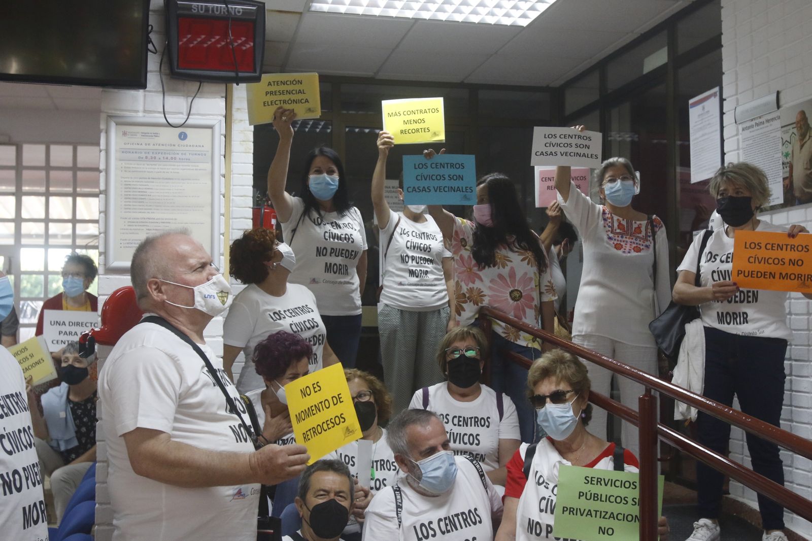 El encierro para exigir la apertura de los centros cívicos de Córdoba, en imágenes