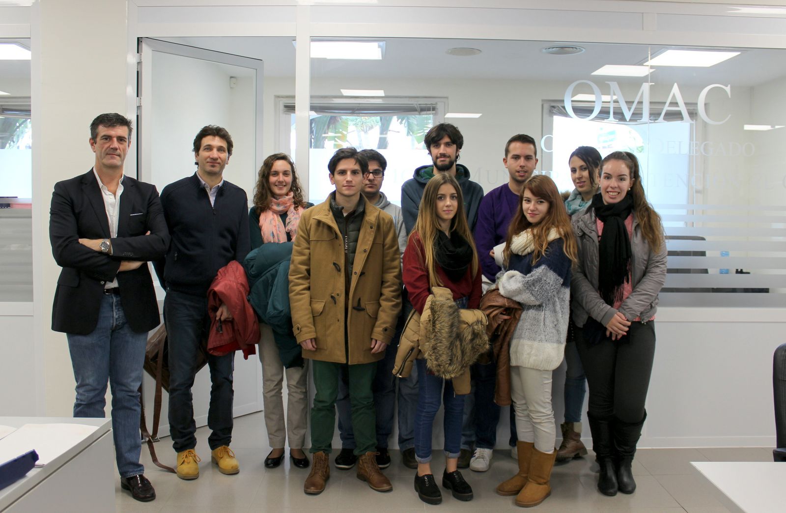 El concejal de Nuevas Tecnologías de Estepona, José María Ayala, acompañado de varios jóvenes.