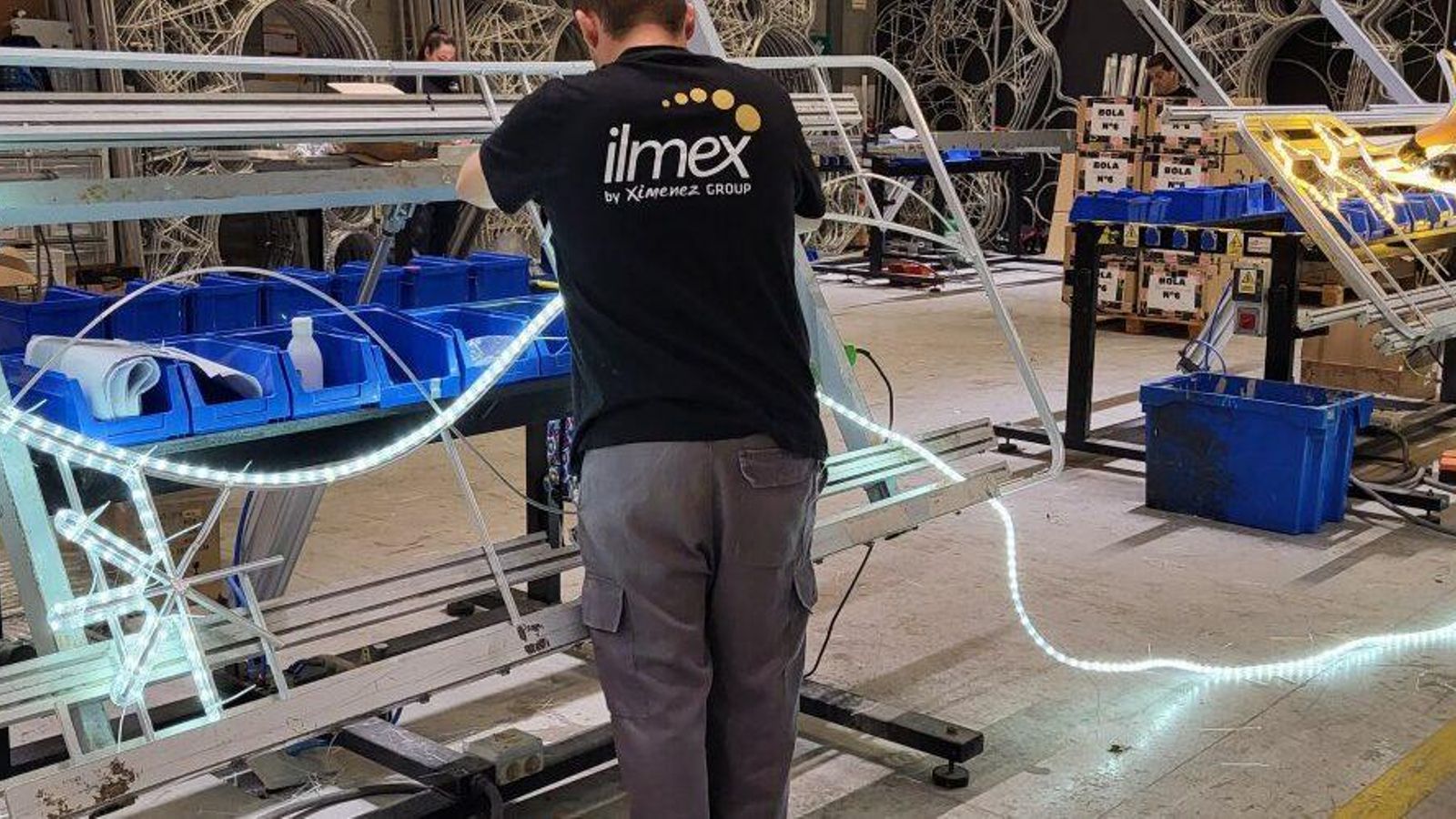 Operarios en la planta de Ilmex.