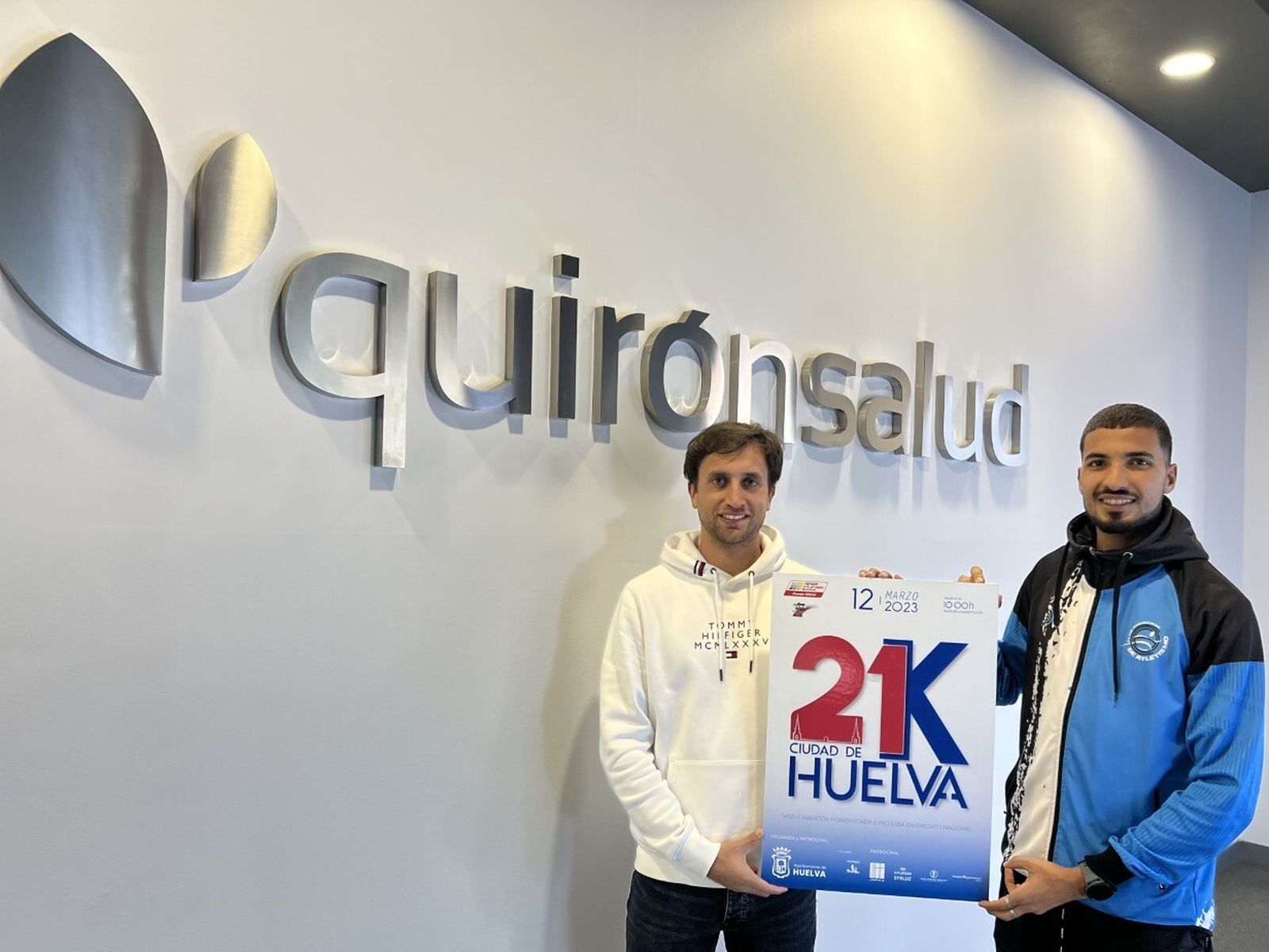 Zakaria Boufaljat y a José Luis Morato, miembros de la organización del evento.