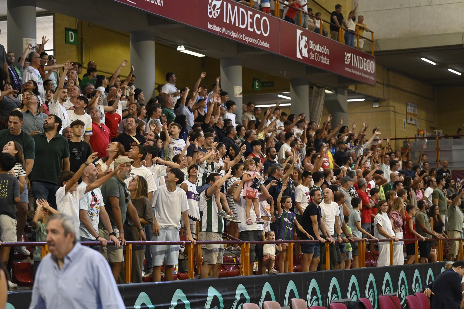 Las mejores fotos del ambiente en Vista Alegre para el Unicaja - Covirán Granada de la Copa de Andalucía de baloncesto