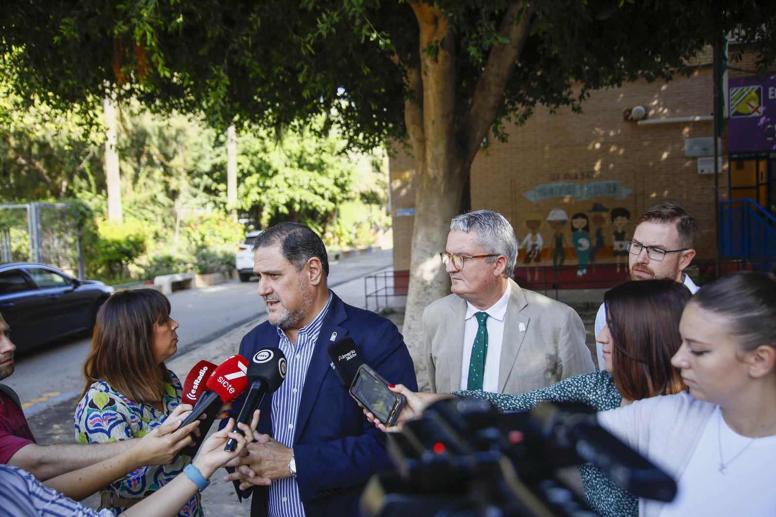 Las imágenes de la campaña de vacunación antigripal a los niños en el CEIP Adela Díaz de Almería