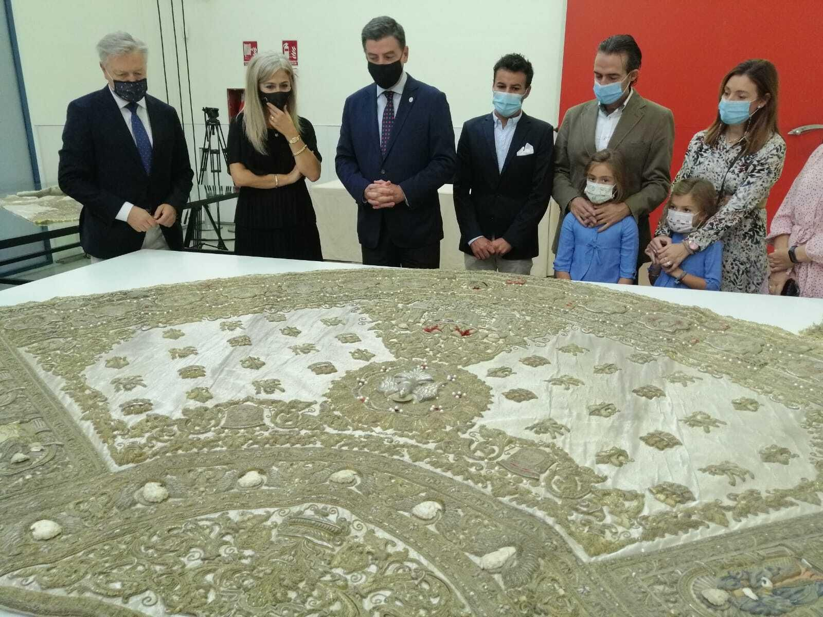 El manto 'de los Apostoles' ya en el Instituto Andaluz de Patrimonio Histórico.
