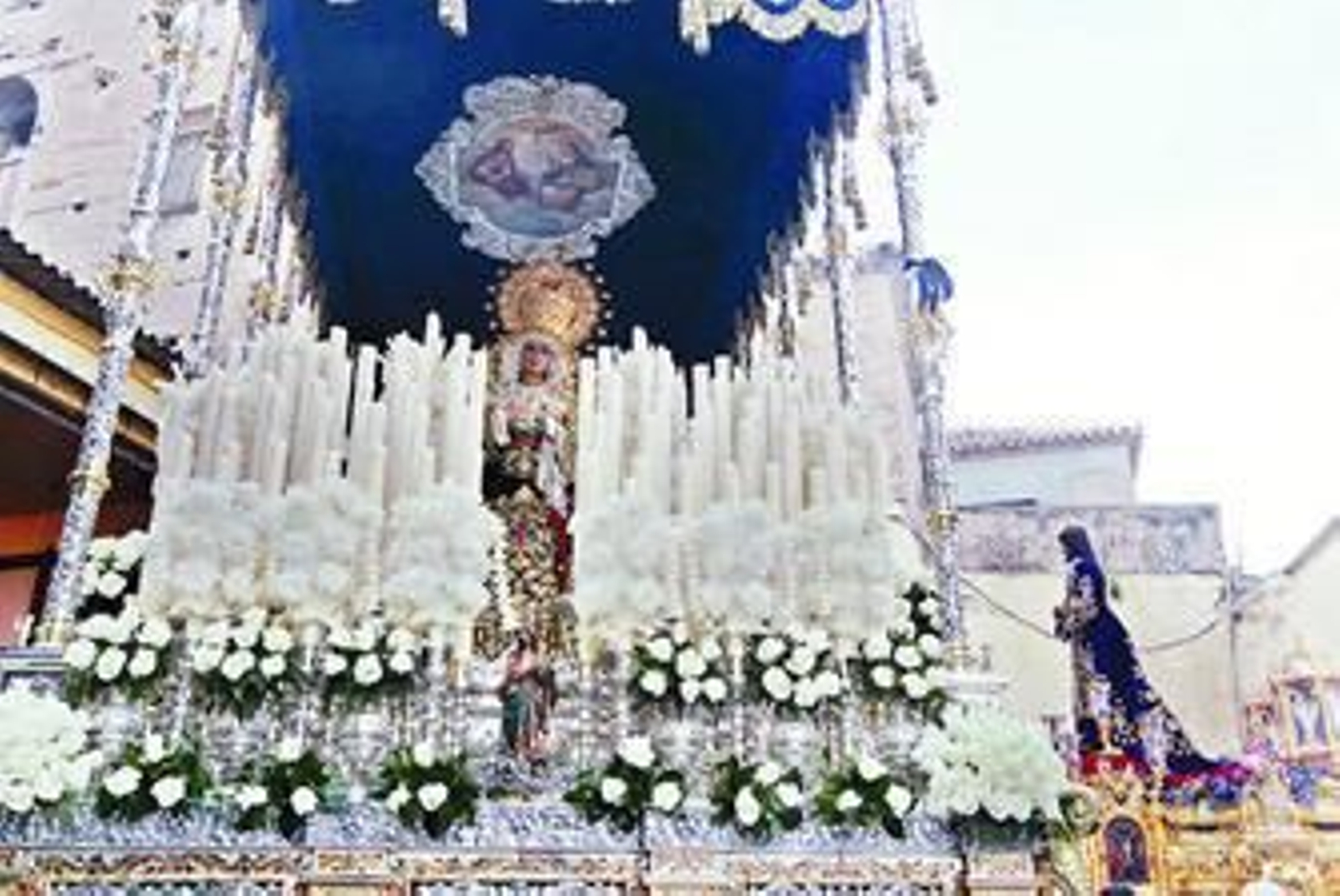 La Virgen de la Amargura, a su salida de Trinitarios con la imagen del Rescatado, detrás.
