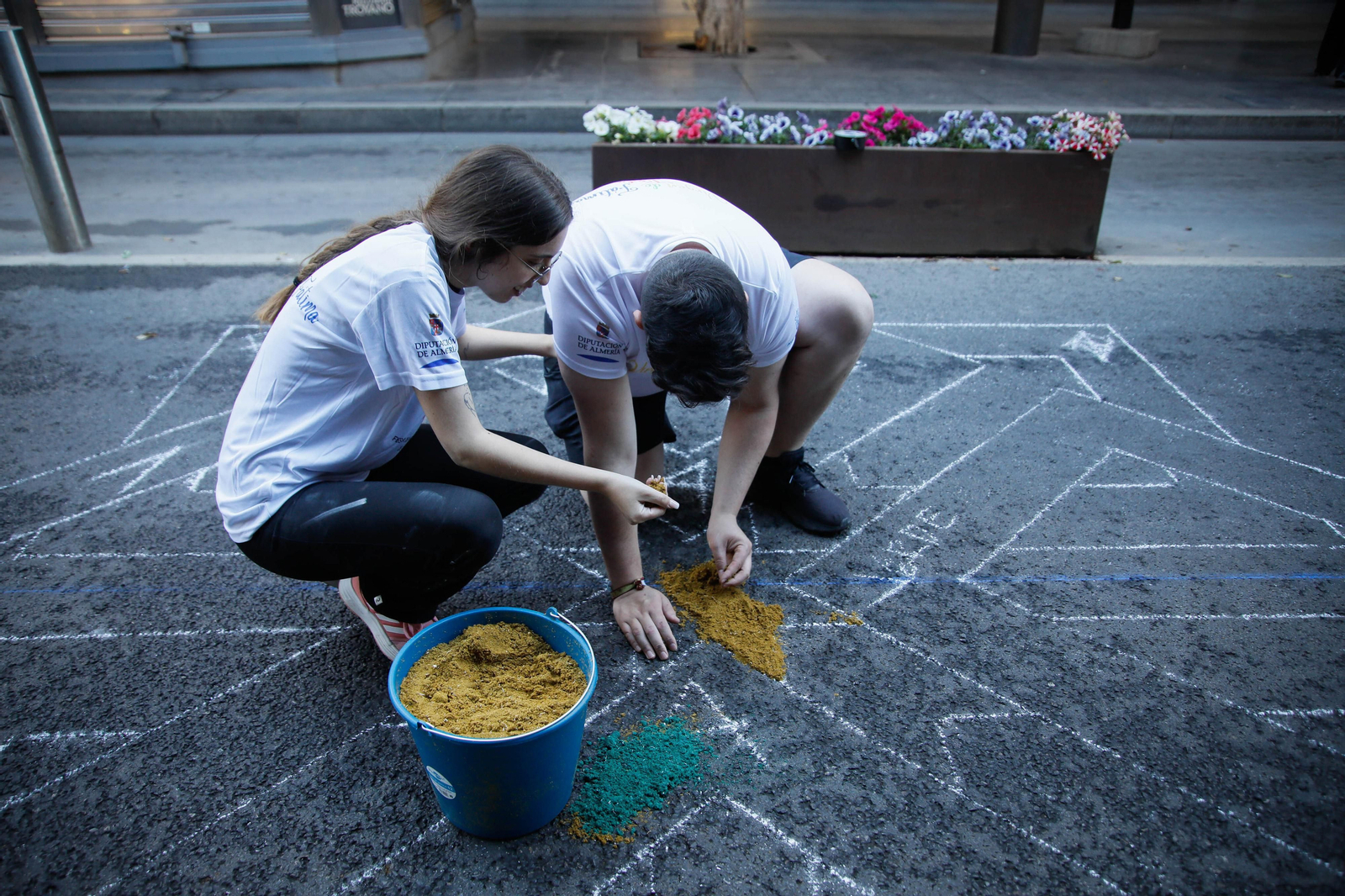 Así es la alfombra de serrín de 60 metros en el Paseo de Almería, en imágenes.