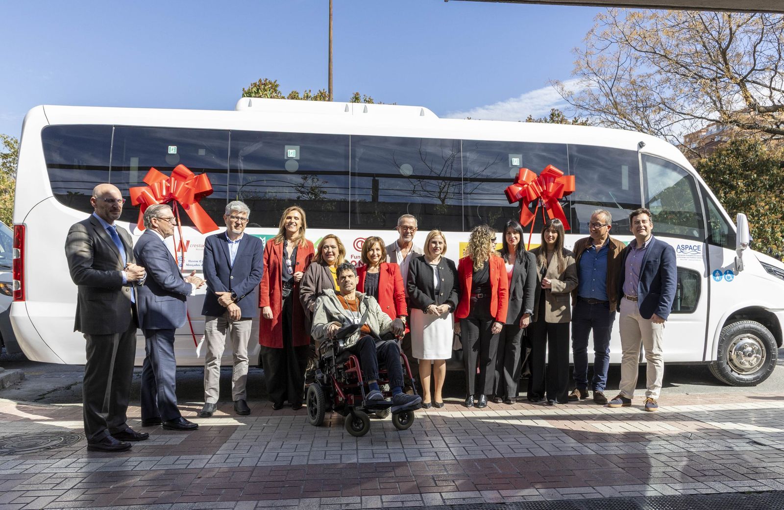 Foto de grupo instituciones y empresas colaboradoras para la compra del microbús inclusivo de Aspace Granada