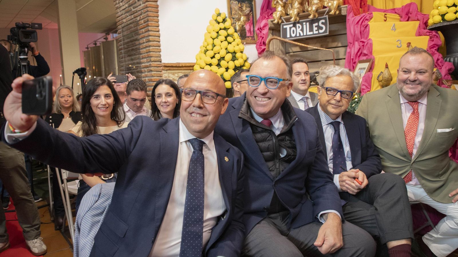 El alcalde se hace un selfi con el consejero, el presidente de la Diputación y el gerente de la destilería.