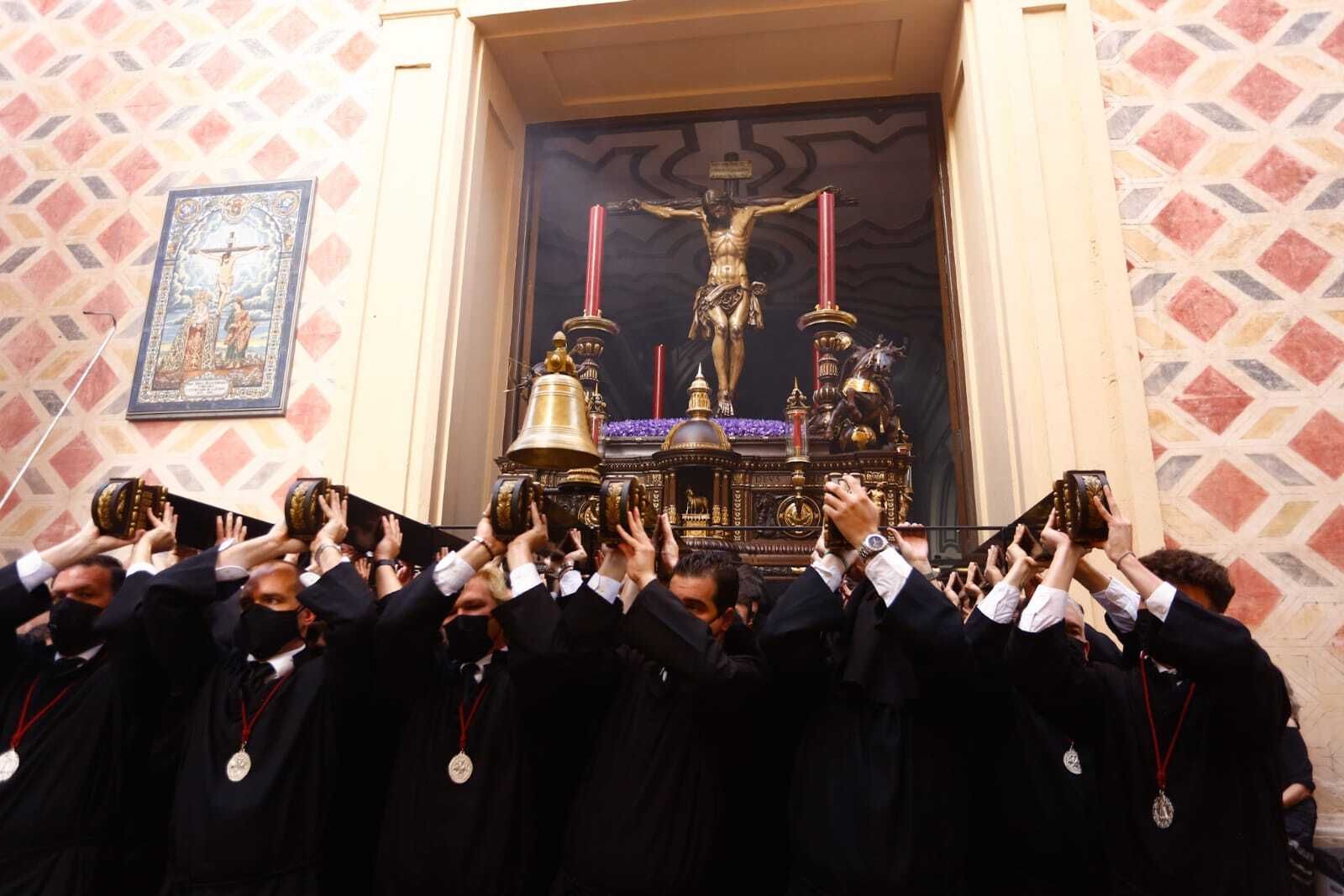 El Cristo de la Redención sale de la iglesia de San Juan.