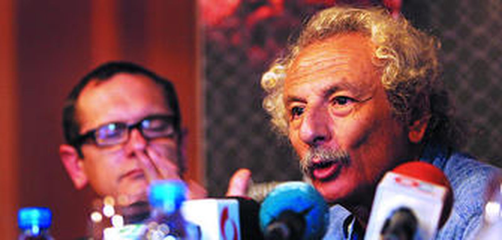 El director del Centro Andaluz de Teatro, Francisco Ortuño, y el actor Rafael Álvarez 'El Brujo'.