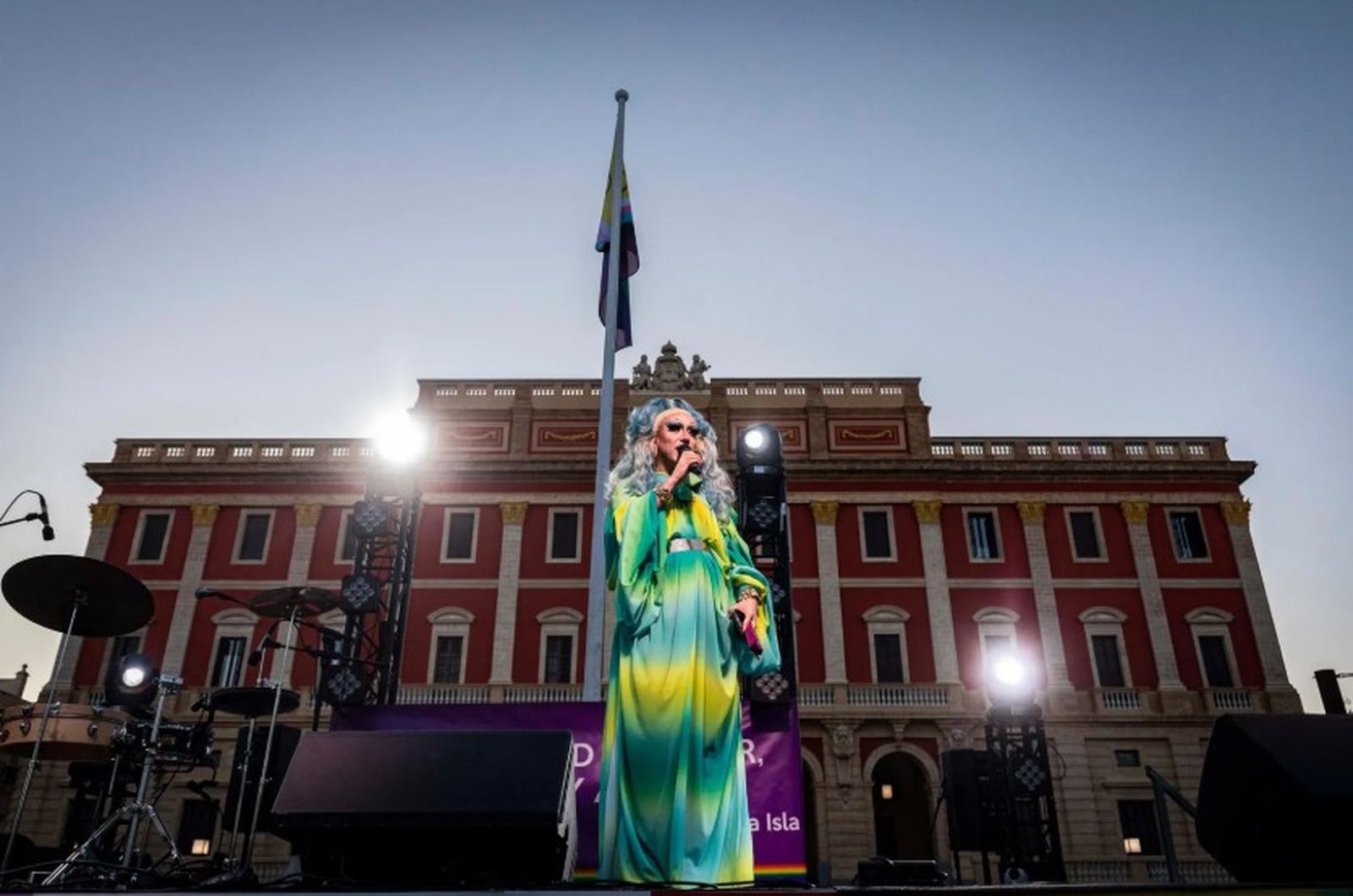 La artista isleña Samantha Ballentines, cuando ofreció el pregón del Orgullo LGTBIQ+ en 2024 en la plaza del Rey.
