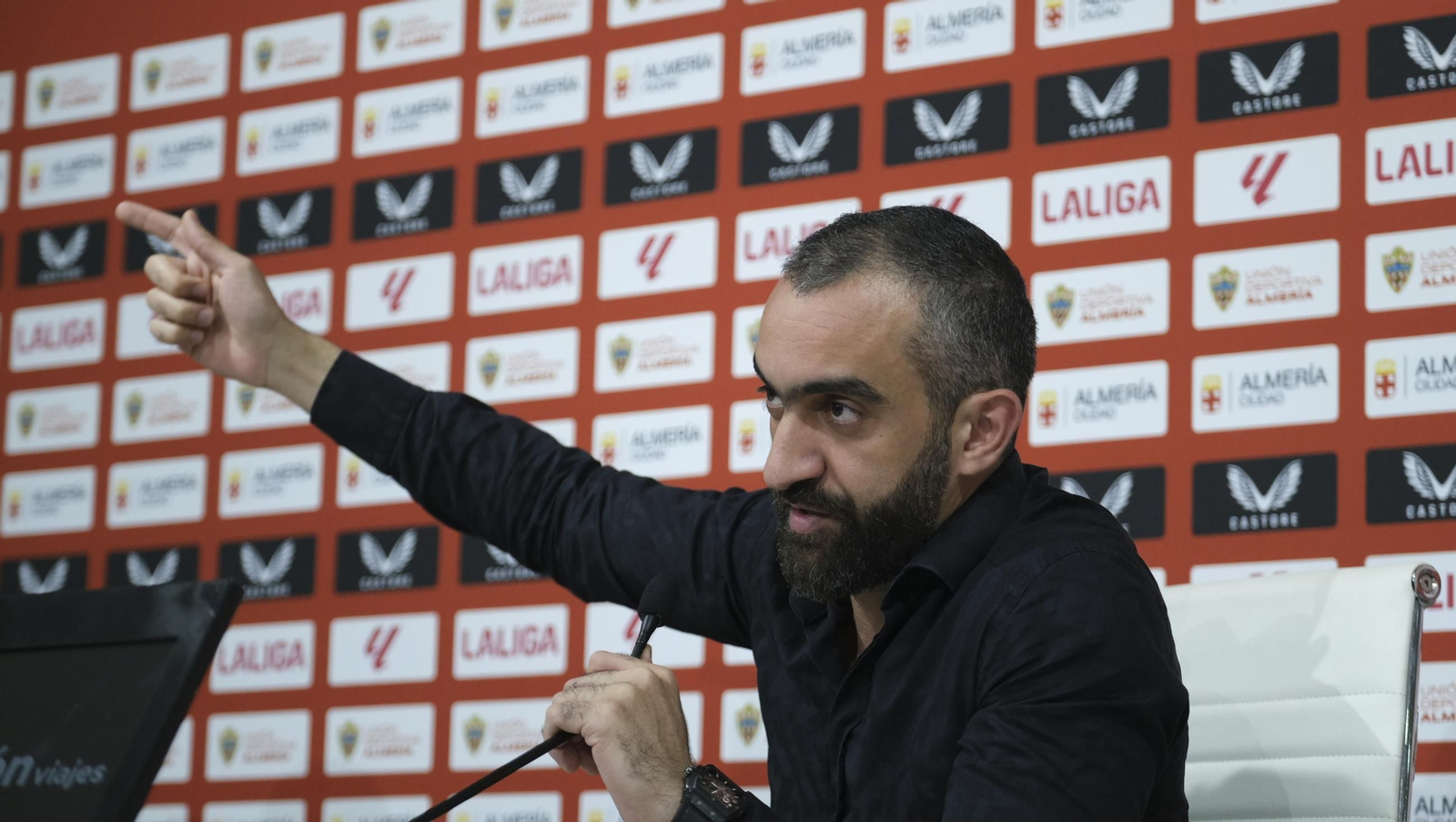 Mohamed El Assy, CEO de la U.D. Almería, en rueda de prensa, en imágenes